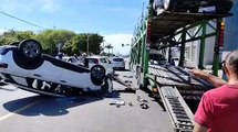 Carro capota após colidir com rampa de caminhão cegonha em Arapiraca