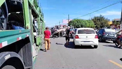 Carro capota após colidir com rampa de caminhão cegonha