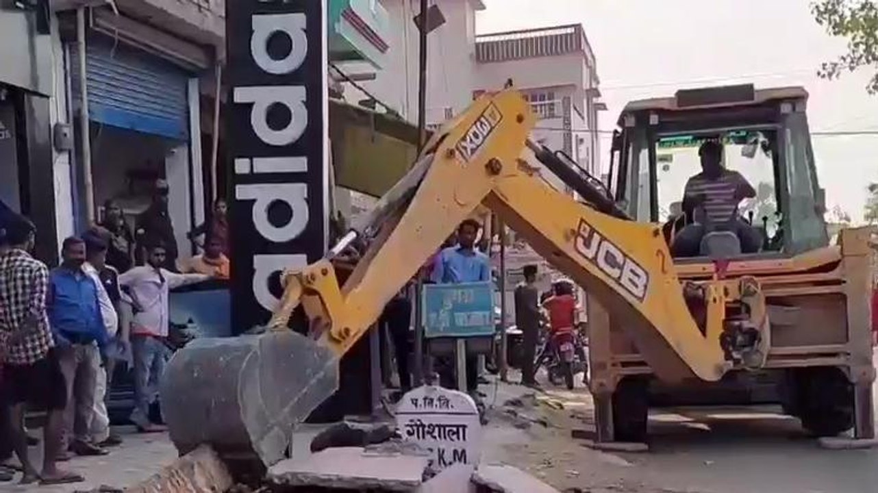 सीतामढ़ी: अवैध रूप से कब्जा जमाए लोगों के खिलाफ चला प्रशासन का पीला पंजा, देखें वीडियो