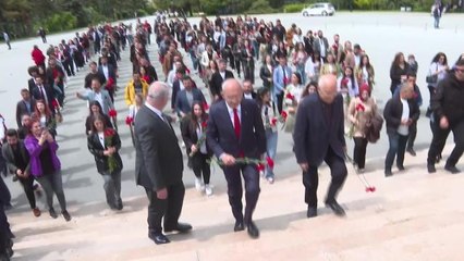 Kılıçdaroğlu Gençlerle Birlikte Anıtkabir'e Çıktı