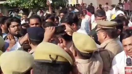 मैनपुरी: पूर्व सपा विधायक और पुलिस में हुई नौकझोंक, कार्यकर्ताओं को खदेड़ा