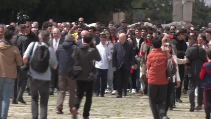 Kılıçdaroğlu Anıtkabir ziyareti sırasında çocuklarla buluştu