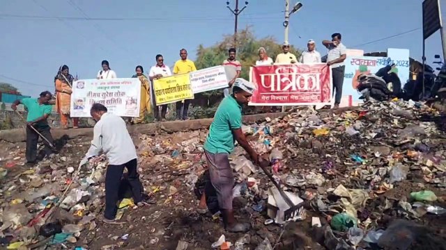 नीमच में दुर्गंध और गंदगी से अटे पड़े नाले में पर्यावरण प्रेमियों ने चलाया सफाई अभियान