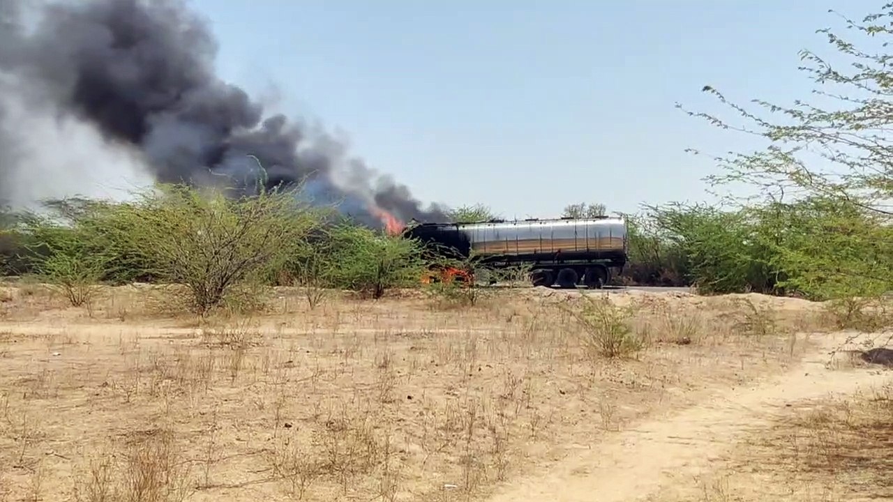 ट्रक और टैंकर की भिड़ंत, डीजल टंकी फटने से आग म...