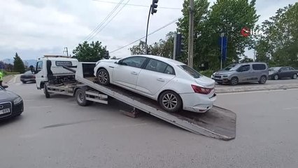 Hatalı U dönüşü kazayı beraberinde getirdi: 1'i çocuk 2 yaralı