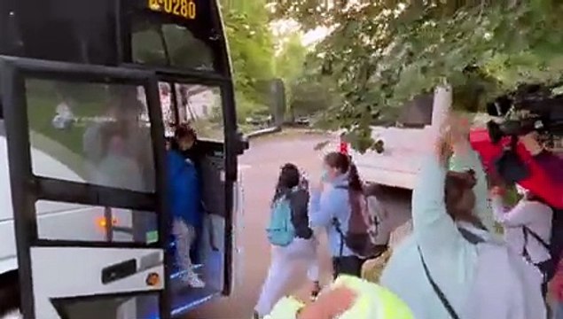 BREAKING: 30 illegal migrants dropped off on Kamala Harris’ front lawn in DC after being bussed by Texas Governor Abbott