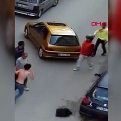 Yol ortasında tekme tokat kavga! Esnaf güçlükle araya girdi