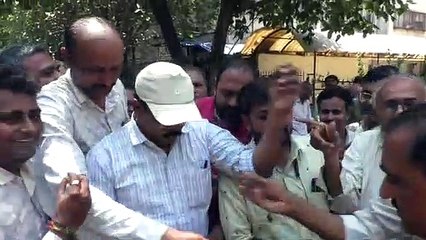 VIDEO कांग्रेस कार्यकर्ताओं ने बांटी मिठाई