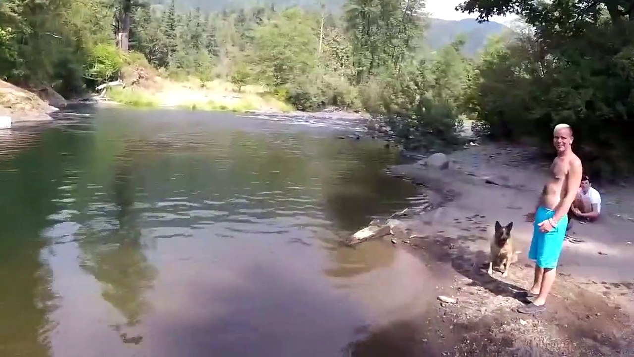 Ils trouvent une boîte en polystyrène qui flotte dans l'eau. Ce qu'ils découvrent à l’intérieur est flippant