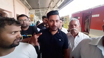 भीषण गर्मी में घंटों तक बगैर एसी सैकड़ों किमी का सफर, बिफरे रेलयात्री