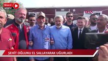 Şehit oğlunu el sallayarak uğurladı 