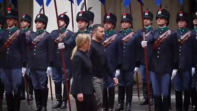 Meloni accoglie Zelensky, l'abbraccio a Palazzo Chigi - Video
