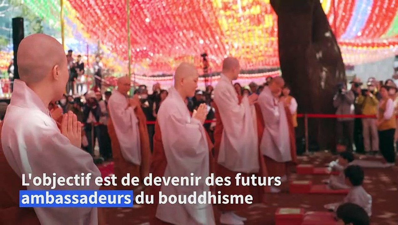 De jeunes moines se font raser la tête lors d'un rituel bouddhiste en Corée du Sud