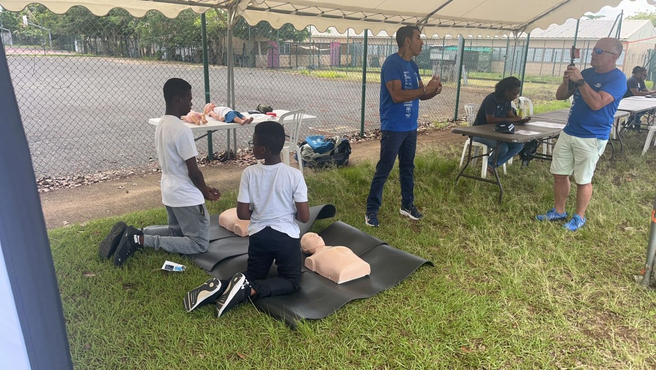 Rencontre entre les jeunes et la police aux Abymes