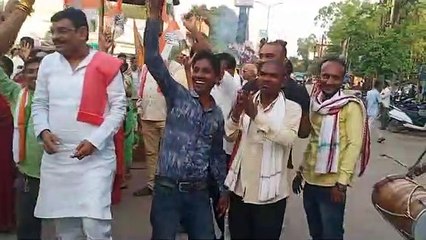 कर्नाटक फतह पर कांग्रेसियों ने लोगों को मुंह मीठा करा हर्ष जताया