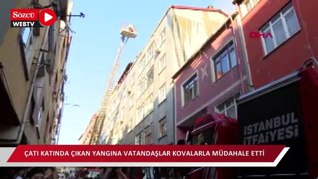 Bağcılar'da çatı katında çıkan yangına vatandaşlar kovalarla müdahale etti