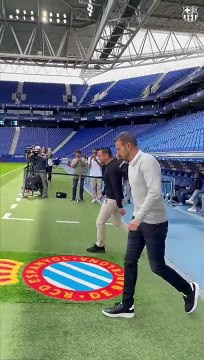 Xavi Hernández y Luis García posan para la tradicional foto antes del derbi