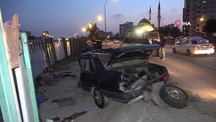 Aydınlatma direğine çarpan otomobil ikiye bölündü