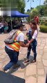 Pareja se compromete en el Parque Central de Puerto Cortés