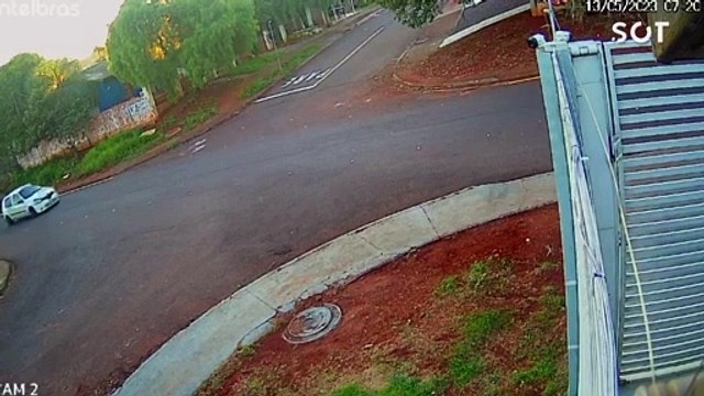 Jovem de 20 anos fica ferido em colisão entre moto e carro no bairro Santa Cruz