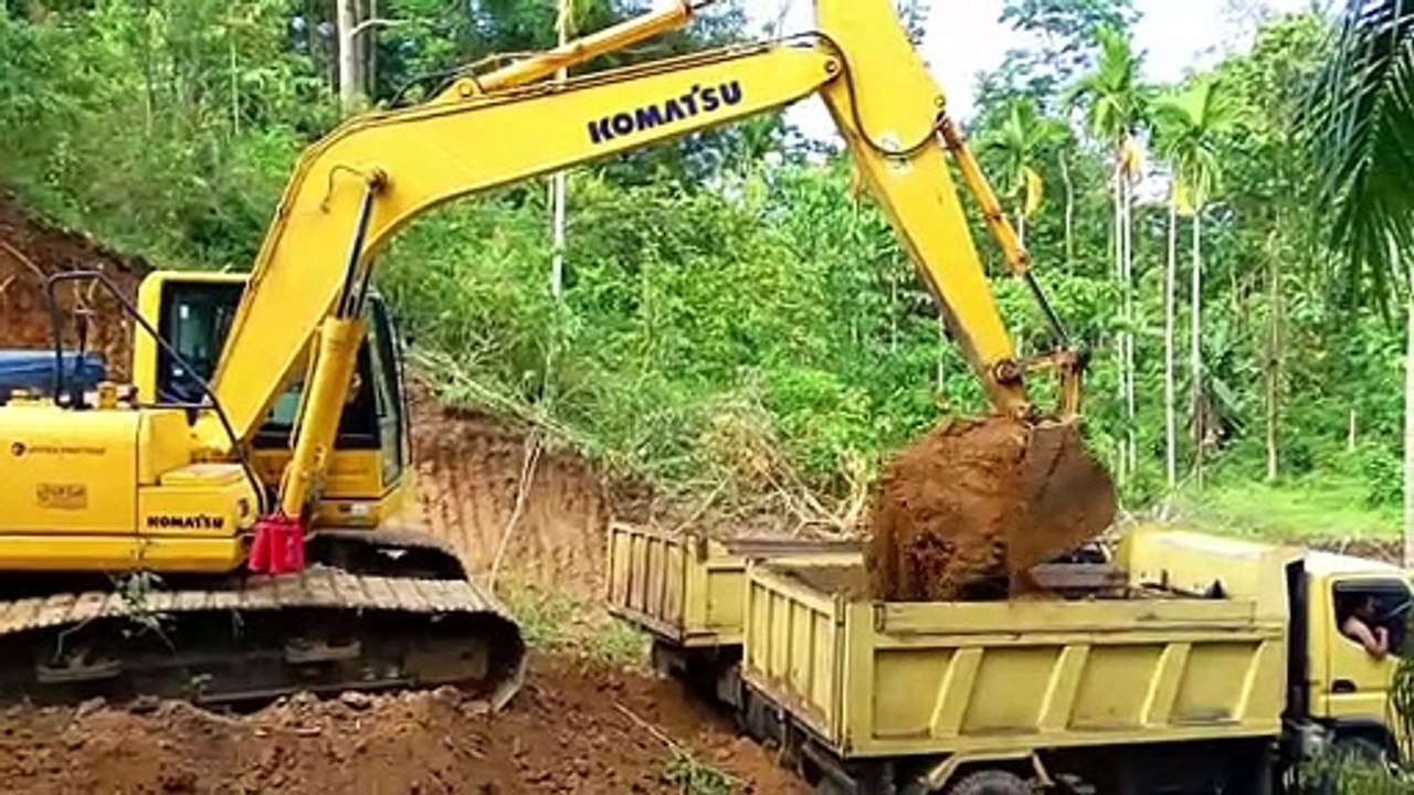 Mastering Komatsu PC 195 LC Versatile Excavator Truck Loading
