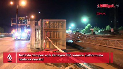 Tuzla’da damperi açık ilerleyen TIR, kamera platformuna takılarak devrildi