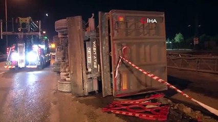 Tuzla’da damperi açık kalan tır EDS direğine çarpıp devrildi