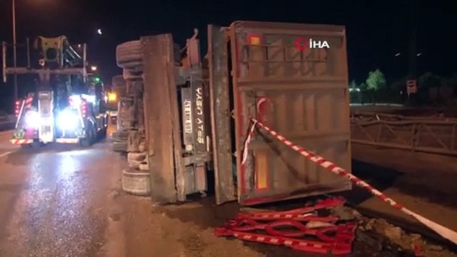 Tuzla’da damperi açık kalan tır EDS direğine çarpıp devrildi