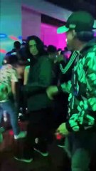 Joven invita a bailar a una muchacha