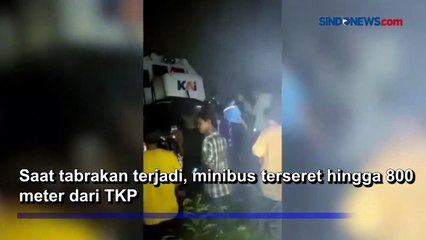 Ngeri! Ban Terperosok Rel saat Melintas, Minibus Ringsek Tertabrak Kereta Api di Bandung