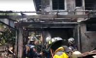 บึ้มสนั่น 'ไฟไหม้' หมู่บ้าน นนทบุรี แรงระเบิดทำบ้านเสียหาย 6 หลัง
