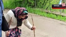 Artvin'de Menekşe teyze bastonlarıyla oy kullanmaya gitti