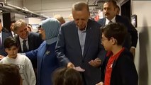 Erdoğan oy kullandığı okulda çocuklara dağıttı