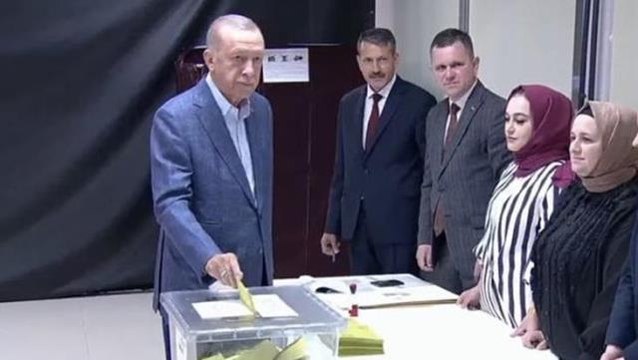 Son Dakika! Cumhurbaşkanı Erdoğan oyunu kullandı: Türk demokrasisi için hayırlı bir geleceği Rabbimden niyaz ediyoruz