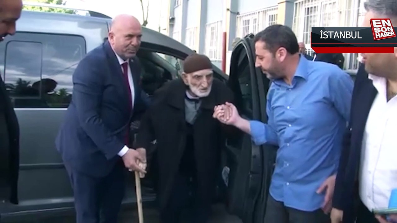 94 yaşındaki Ali dede sandığa gitti