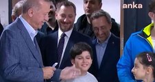 Erdoğan, oy kullanmayı beklerken bir çocuğu sevdi(!)