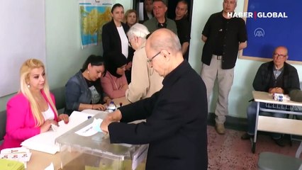  10. Cumhurbaşkanı Ahmet Necdet Sezer oyunu kullandı