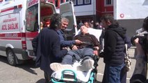 Engelli ve hastalar ambulansla oy kullanmaya geldi