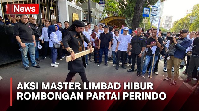 Momen Master Limbad Pecahkan Kayu Berisikan Nomor Urut Partai Perindo di Depan KPU