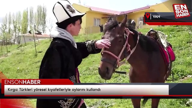 Kırgız Türkleri yöresel kıyafetleriyle oylarını kullandı