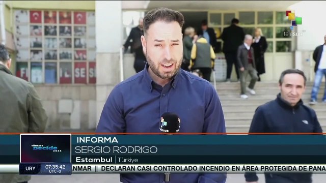 Ciudadanos turcos ejercen su derecho al voto