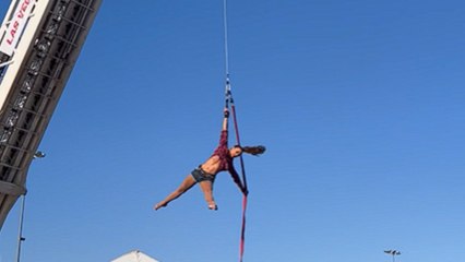 'Duo Desire' THRILLS audience with a WILD strap spinning stunt