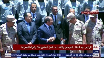 الرئيس السيسي يشارك العاملين بمشروع حصاد القمح بتوشكى صورة تذكارية