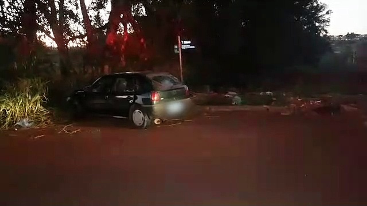 Carro bate em árvore e deixa dois feridos no Interlagos