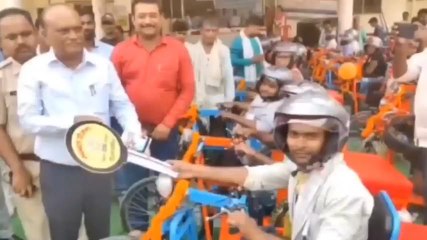 लखीसराय: दिव्यांगों के बीच डीएम ने ट्राई साइकिल का किया वितरण, लाभुक हुए गदगद