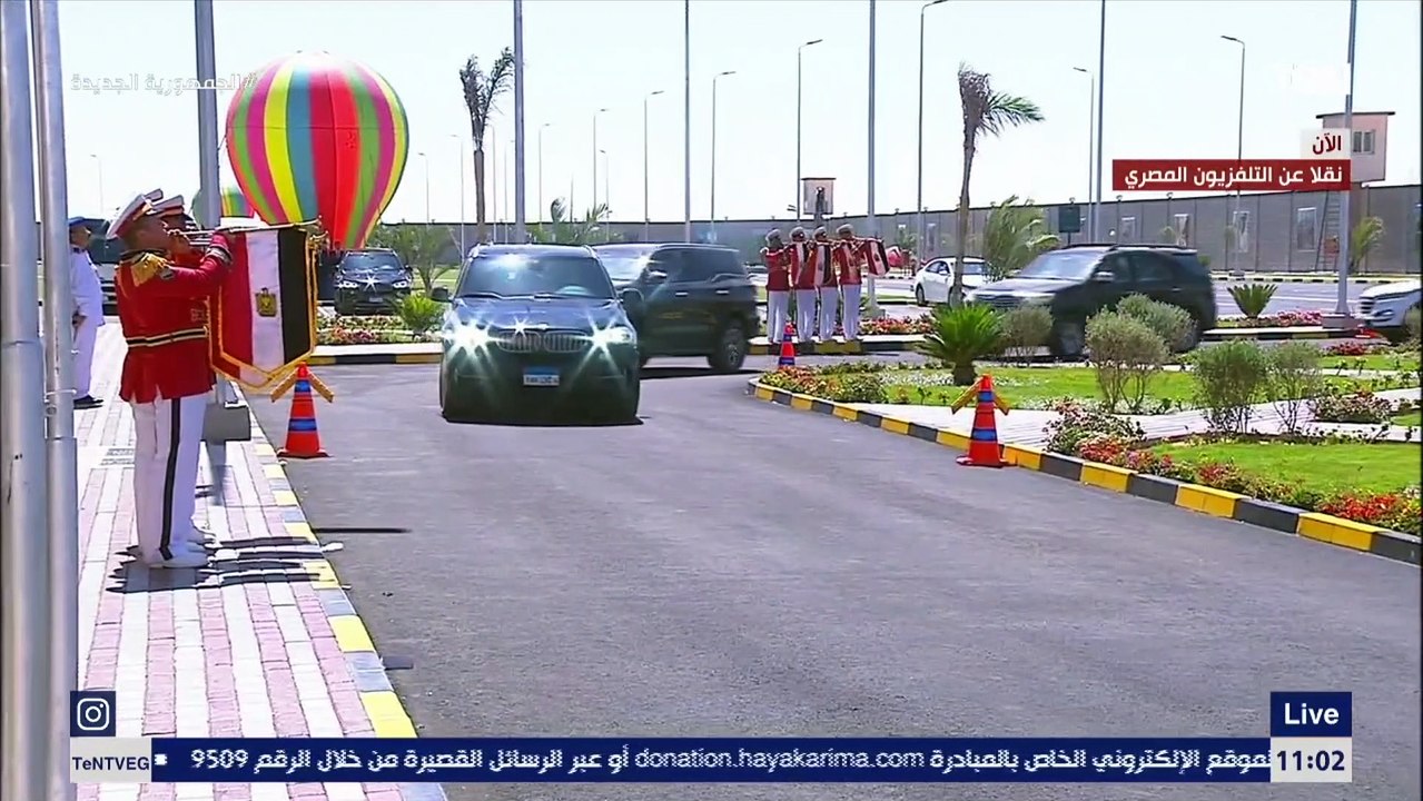 لحظة وصول الرئيس السيسي إلى منطقة شرق العوينات ليشهد بدء موسم حصاد القمح