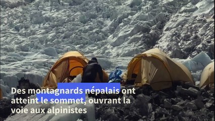 Les sherpas ouvrent la saison d'escalade de l'Everest