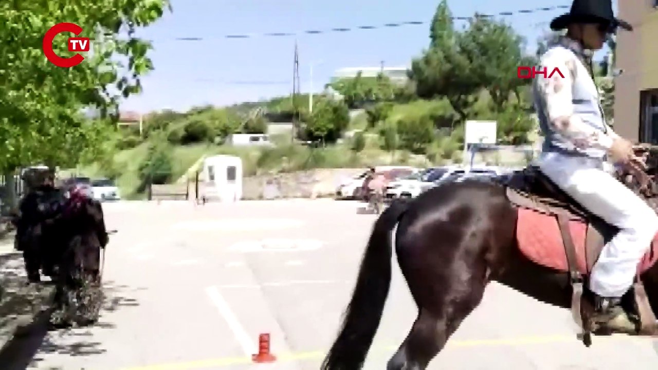 Kovboy kıyafeti giyip, atı ile oy kullanmaya geldi