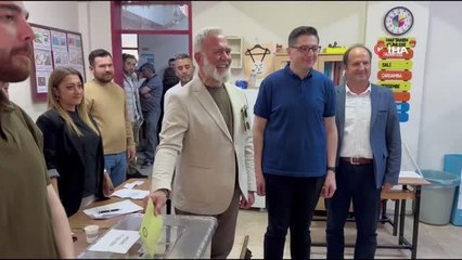 Siyasete yeniden dönen ünlü oyuncu Bahadır Yenişehirlioğlu Manisa'da oy kullandı