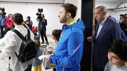 Oy sırasında Erdoğan tarafından dürtülen seçmen şaşkınlık yaşadı